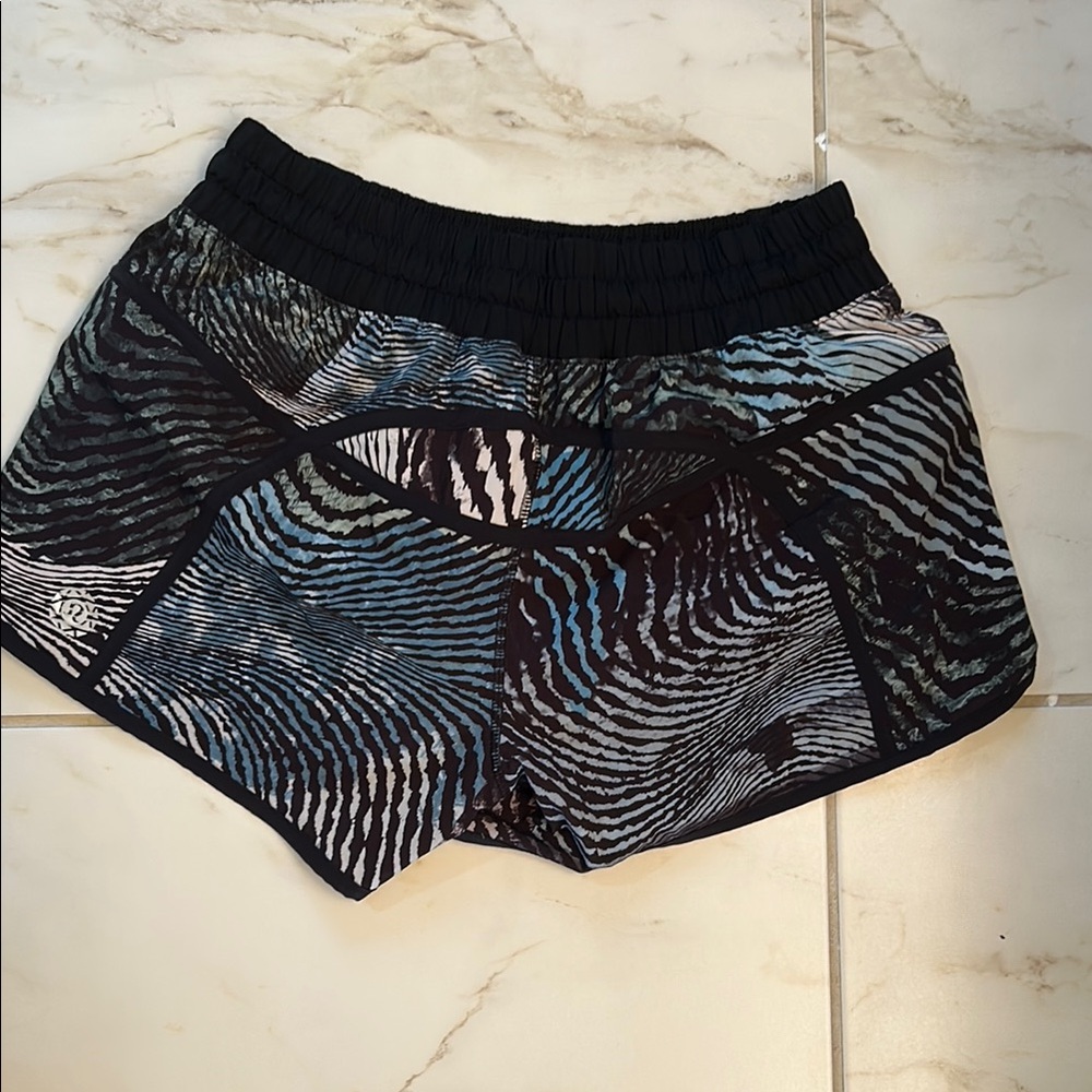 Lululemon tracker shorts - Picture 3 of 4